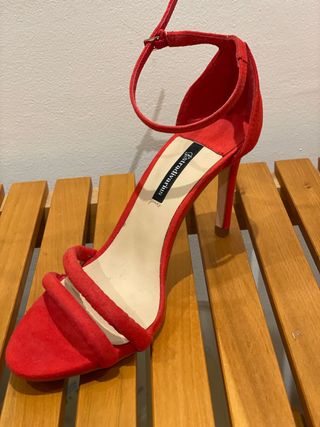 Sandalias rojas de Stradivarius de segunda mano por 10 EUR en Camiño de  Penamoa en WALLAPOP