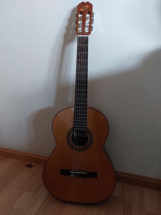 Guitarra española admira modelo Juanita con funda de segunda mano por 140  EUR en Zaragoza en WALLAPOP