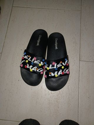 Chanclas Desigual de segunda mano por 17,99 EUR en Barbera del Valles en  WALLAPOP