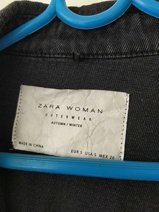 Camisa vaquera negra tachas zara de segunda mano por 8 EUR en Das Arieiras  en WALLAPOP