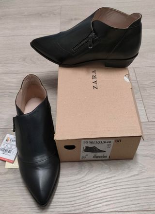 Botin bajo negro Piel ZARA T.37 de segunda mano por 35 EUR en Barcelona en  WALLAPOP