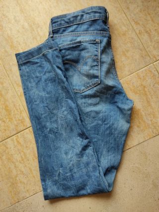 Pantalón Levis Demi Curve 29 de segunda mano por 10 EUR en Rubí en WALLAPOP