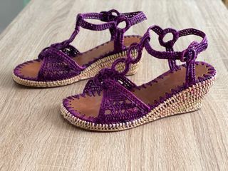Sandalias cuña moradas\\/ violeta rafia y cuero. 39 de segunda mano por 30  EUR en Sevilla en WALLAPOP