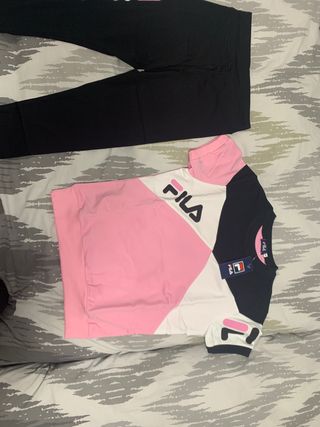 Conjunto chándal Fila mujer rosa , negro y blanco de segunda mano por 6 EUR  en Almería en WALLAPOP