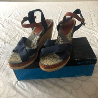 Zapatos de cuña azul marino de Marypaz de segunda mano por 12 EUR en  Talavera de la Reina en WALLAPOP