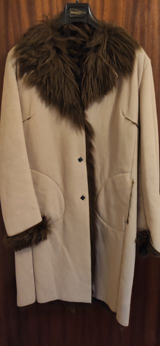 Abrigo largo Easy wear de segunda mano por 40 EUR en Zaragoza en WALLAPOP