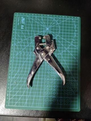 Alicate para poner ojetes ,ollaos y hacer taladro de segunda mano por 5 EUR  en Fuenlabrada en WALLAPOP