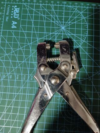 Alicate para poner ojetes ,ollaos y hacer taladro de segunda mano por 5 EUR  en Fuenlabrada en WALLAPOP