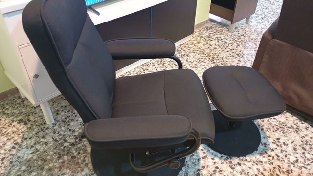 Sillón negro giratorio y reclinable con reposapiés