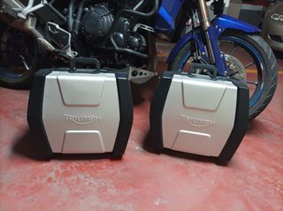 Maletas laterales triumph Tiger 1200 y 800 de segunda mano por 400 EUR en  Murcia en WALLAPOP