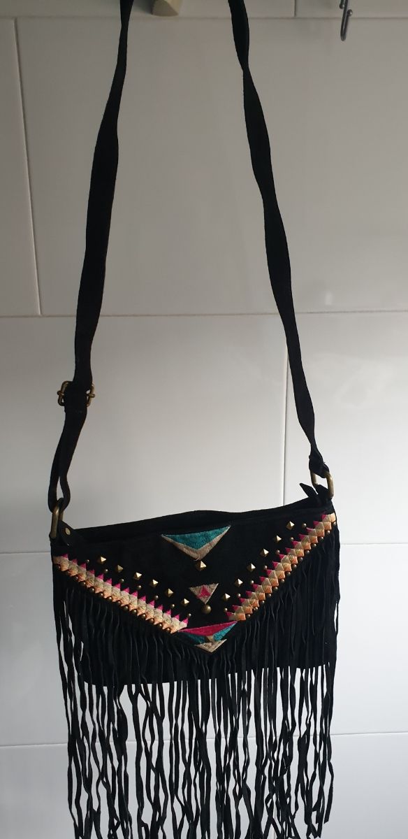bolso de flecos bordado y de piel.sin usar