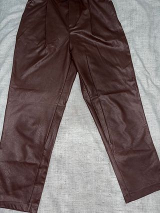 Pantalón cuero granate Stradivarius de segunda mano por 7 EUR en Leganés en  WALLAPOP