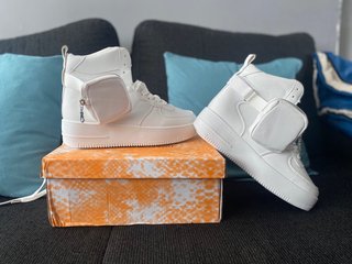 Zapatillas bota blancas con riñonera de segunda mano por 35 EUR en  Portugalete en WALLAPOP
