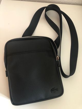 LACOSTE BOLSO BANDOLERA PEQUEÑA NEGRA