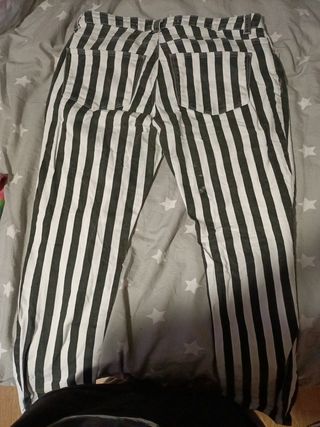 Vaqueros con rayas negras y blancas de segunda mano por 8 EUR en León en  WALLAPOP