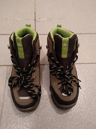 Botas de montaña y trekking NUEVAS número 29 de segunda mano por 20 EUR en  Madrid en WALLAPOP