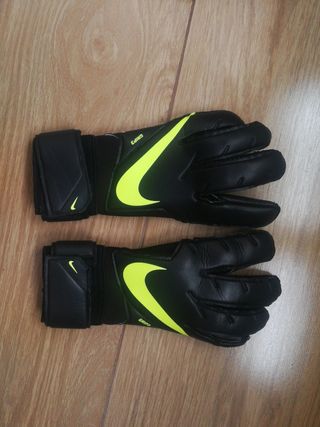 Guantes de portero Nike de segunda mano en WALLAPOP