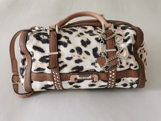 Bolso Guess leopardo de segunda mano por 30 EUR en Xirivella en WALLAPOP