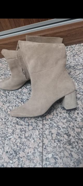 Botas altas XL ante beige con tacón de segunda mano por 30 EUR en Lugar  Nuevo de La Corona en WALLAPOP