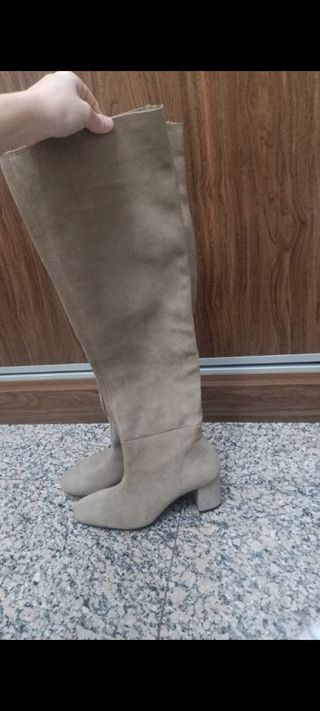 Botas altas XL ante beige con tacón de segunda mano por 30 EUR en Lugar  Nuevo de La Corona en WALLAPOP