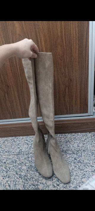Botas altas XL ante beige con tacón de segunda mano por 30 EUR en Lugar  Nuevo de La Corona en WALLAPOP