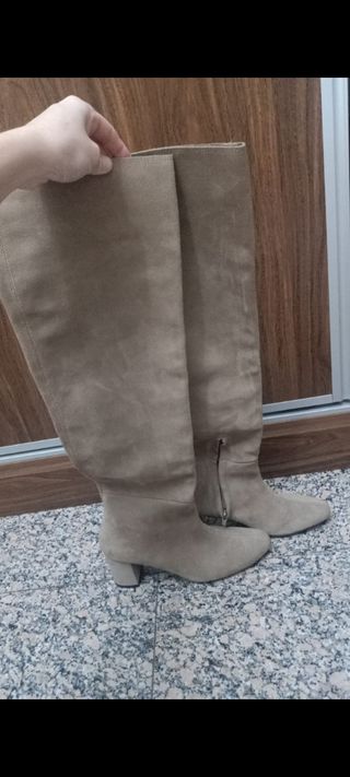 Botas altas XL ante beige con tacón de segunda mano por 30 EUR en Lugar  Nuevo de La Corona en WALLAPOP