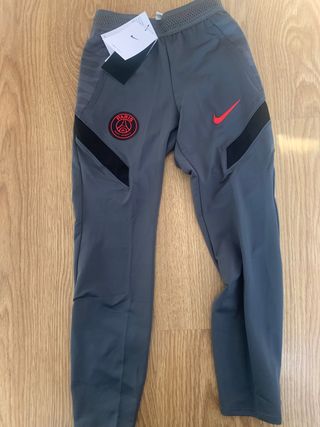 Se vende lote ropa nike de segunda mano por 40 EUR en Cáceres en WALLAPOP
