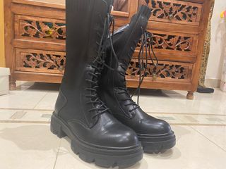 Bota alta tipo calcetín negra de segunda mano por 30 EUR en Benavente en  WALLAPOP