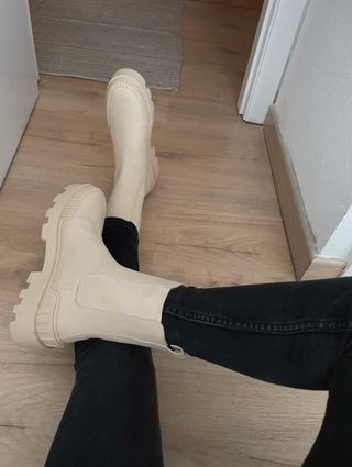 Botín engomado track BOTA LLUVIA ZARA 40 de segunda mano por 20 EUR en  Madrid en WALLAPOP
