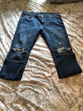 Pantalones vaqueros rotos Hollister 36x32 de segunda mano por 10 EUR en  Majadahonda en WALLAPOP