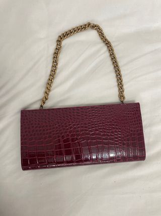 Bolso burdeos estilo clutch de Volum de segunda mano por 25 EUR en Pozuelo  de Alarcón en WALLAPOP