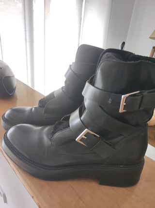 Botas negras bajas Zara 40 de segunda mano por 3 EUR en Torrejón de Ardoz  en WALLAPOP