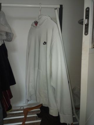 Sudadera nike blanca básica de segunda mano por 35 EUR en Sevilla la Nueva  en WALLAPOP