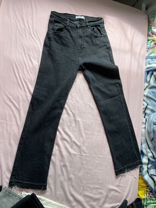 Pantalones negros pull and bear de segunda mano por 5 EUR en Guadarrama en  WALLAPOP