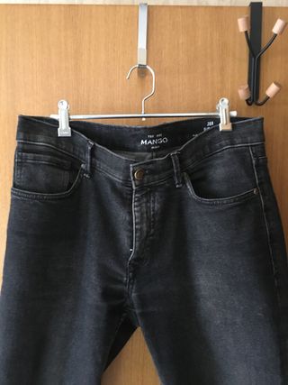 Pantalón vaquero mango hombre talla 42 de segunda mano por 10 EUR en Madrid  en WALLAPOP