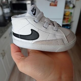 Zapatillas bebé Nike número 18. Muy buen estado de segunda mano por 18 EUR  en Gijón en WALLAPOP