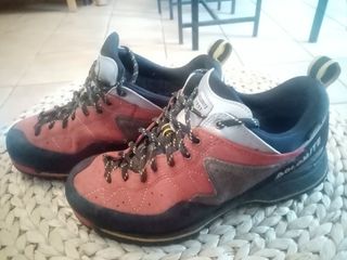 Zapatilla montaña dolomite 41\\'5 de segunda mano por 65 EUR en Pineda de  Mar en WALLAPOP