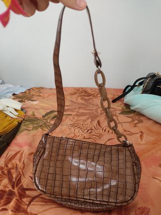 Bolso marrón pequeño efecto cocodrilo de segunda mano por 3 EUR en  Vélez-Málaga en WALLAPOP