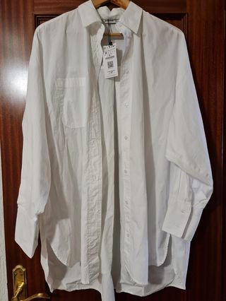 Camisa oversize popelín blanca de Stradivarius de segunda mano por 19,99  EUR en Cádiz en WALLAPOP
