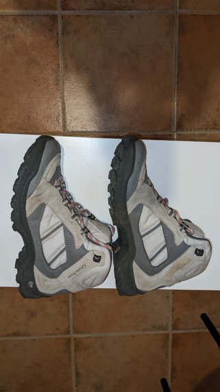 Botas montaña mujer Quechua de segunda mano por 10 EUR en Residencia  Nuestra Señora del Pilar en WALLAPOP