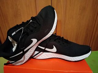 Zapatillas Nike Revolution 5 de segunda mano por 35 EUR en Móstoles en  WALLAPOP