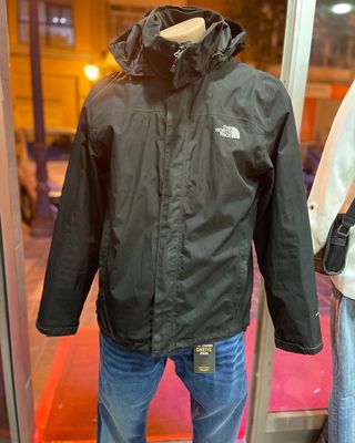 Chauqueta chubasquero the north face de segunda mano por 40 EUR en Valencia  en WALLAPOP