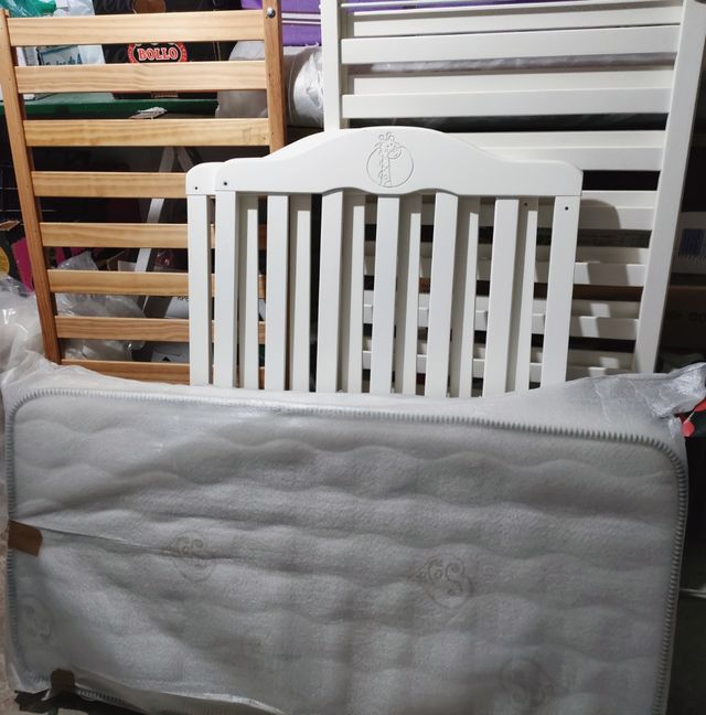 Cuna de madera blanca