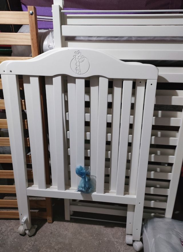 Cuna de madera blanca