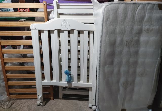 Cuna de madera blanca