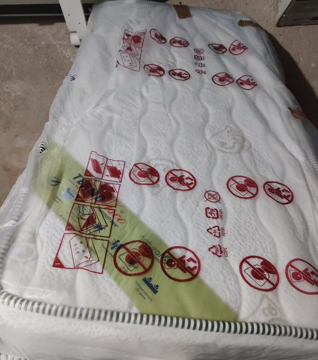 Cuna de madera blanca