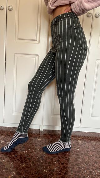 Pantalones vaqueros pitillo rayas Bershka de segunda mano por 7 EUR en  Zaragoza en WALLAPOP