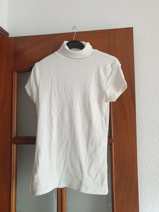 Camiseta cuello alto zara de segunda mano por 3 EUR en Barcelona en WALLAPOP