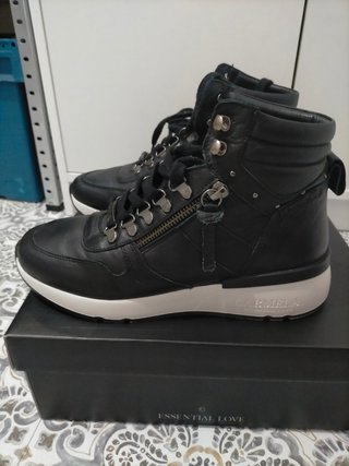 Botas Carmela de segunda mano por 50 EUR en Ourense en WALLAPOP