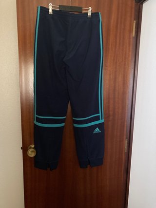 Pantalones Adidas de segunda mano por 23 EUR en Zaragoza en WALLAPOP